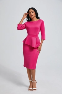 Détail de la robe rose ajustée avec encolure bateau et basque élégante à la taille