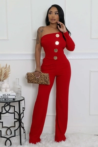 Détail d'une combinaison rouge à une épaule avec de grands boutons dorés à la taille