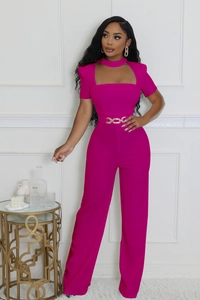 Détail de la combinaison fuchsia élégante avec décolleté et ceinture chaîne dorée