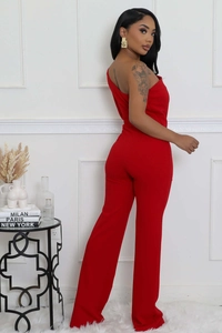 Détail d'une combinaison rouge à une épaule avec coupe moderne et jambe évasée chic