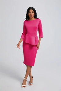 Détail d'une robe crayon rose fushia avec taille à basque élégante et coupe ajustée