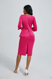 Détail de la robe rose fuchsia avec longue fermeture éclair en métal au dos et basque