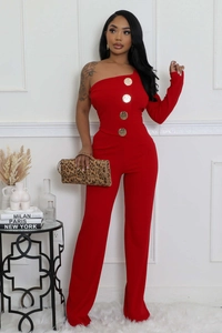 Détail d'une combinaison rouge à une épaule avec grands boutons dorés et jambes larges