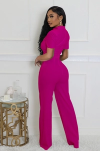 Détail d'une combinaison pantalon large rose élégante à taille haute et manches courtes