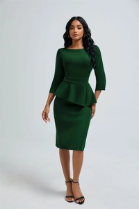 Détail d'une robe crayon vert foncé élégante avec une taille à basque asymétrique flatteuse