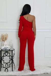 Vue arrière d'une combinaison rouge à une épaule avec coupe ajustée en studio moderne