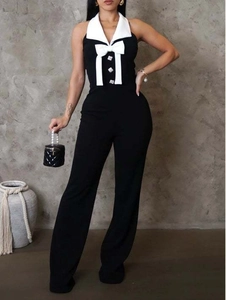 Detailansicht der Kontrastnähte und Strassknöpfe an dem langärmeligen Jumpsuit