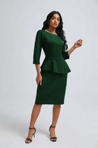 Détail d'une robe mi-longue vert foncé avec taille à basque élégante et manches 3/4 chic