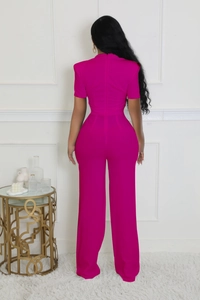 Détail du dos de la combinaison fuchsia à jambes larges avec une longue fermeture éclair