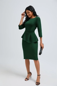 Détail de la robe péplum vert foncé avec col rond et manches trois-quarts