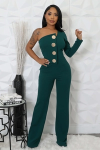Détail de la combinaison asymétrique vert foncé avec grands boutons dorés et jambe large
