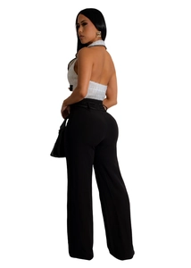 Dettaglio del top all'americana in tweed e pantaloni larghi a vita alta su una modella