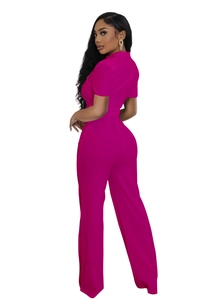Vue arrière d'une combinaison rose fuchsia à manches courtes avec col rabattu et jambes larges