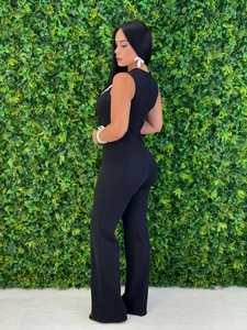 Combinaison pantalon noire sans manches élégante avec fermeture éclair au dos vue de profil