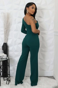 Détail d'une combinaison asymétrique vert foncé à jambe large et taille cintrée