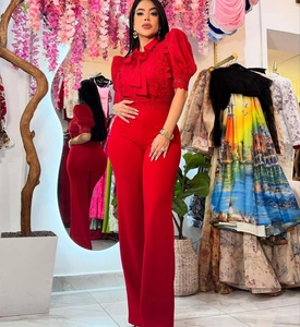 Eleganter roter Spitzenoverall mit Schleife und Details der weiten Hose