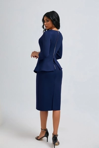 Détail de la robe péplum bleu marine avec fermeture éclair arrière en or rose