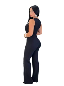 Détail de la combinaison noire sans manches à jambe large au design élégant et épuré