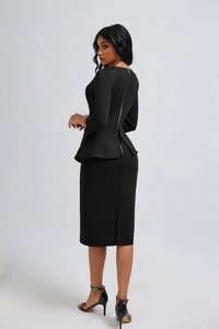 Robe péplum noire élégante avec jupe crayon et fermeture éclair visible au dos