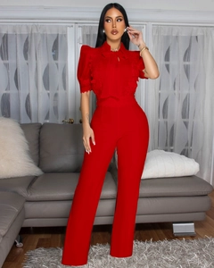 Detail von rotem Jumpsuit mit weitem Bein, Spitzeneinsatz, Puffärmeln und Halsschleife