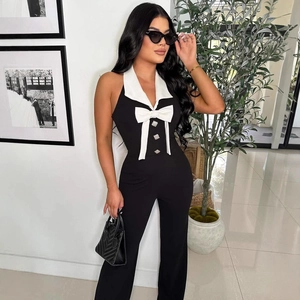 Eleganter schwarz-weißer Neckholder Jumpsuit mit Schleife und Strassknöpfen