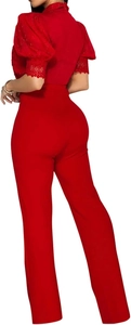 Rückansicht des eleganten roten Jumpsuits mit Spitzenärmeln und hoher Taille Weitbein