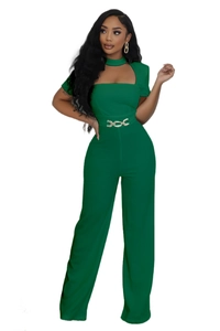 Détails d'une élégante combinaison pantalon large vert foncé avec boucles dorées à la taille