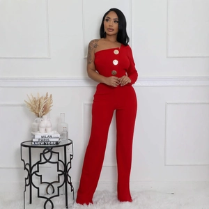 Combinaison rouge asymétrique élégante avec grands boutons dorés et jambe large