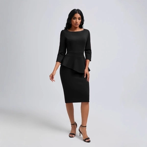 Robe business noire élégante avec manches 3/4 et détail basque asymétrique à la taille