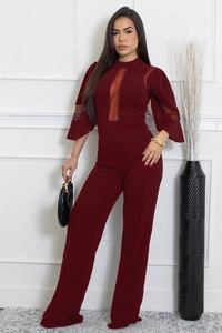 Détail d'une combinaison bordeaux avec empiècement en mesh et coupe pantalon large chic