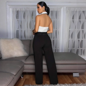 Elegante top a lupetto in tweed con schiena scoperta e tuta nera a gamba larga a vita alta