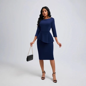 Robe moulante bleu marine élégante avec manches 3/4 et taille à basque asymétrique
