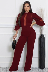 Détail d'une élégante combinaison bordeaux avec empiècements en tulle et manches cloche