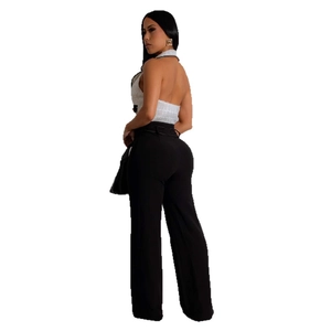 Elegante set due pezzi con top a lupetto in tweed bianco e pantaloni neri a gamba larga a vita alta