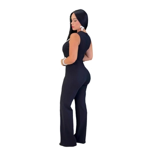 Combinaison pantalon noire sans manches à jambes larges avec une coupe ajustée