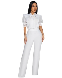 Detail des eleganten weißen Overalls mit Spitze, Puffärmeln und einer Schluppen-Schleife