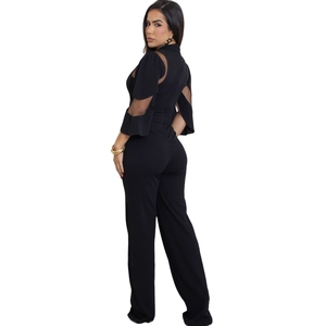 Détail d'une combinaison noire élégante avec manches en mesh et design ajouré