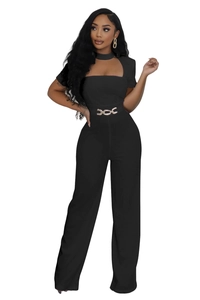Détail de la combinaison noire à jambes larges avec choker et chaîne de taille dorée