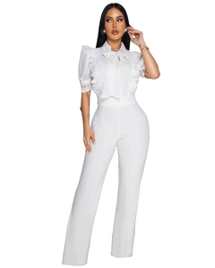 Detailansicht der eleganten Spitzenbluse mit Schleifenkragen und weißem Overall mit weitem Bein