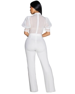 Detailansicht des weißen Spitzen-Jumpsuits mit transparenten Puffärmeln und hoher Taille