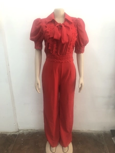 Detailansicht eleganter roter Jumpsuit mit Spitze und Taillenband-Verzierung