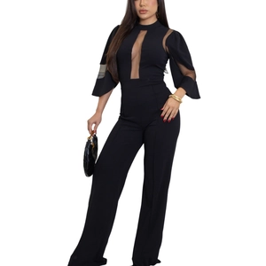 Détail d'une combinaison noire élégante avec empiècement en mesh et manches en tulle