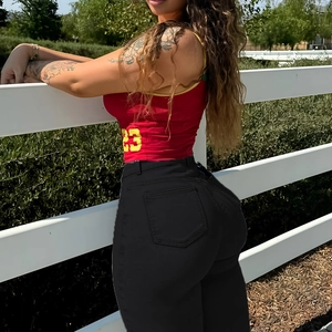 Jean skinny noir à taille haute coupe ajustée vu de côté et de dos en extérieur