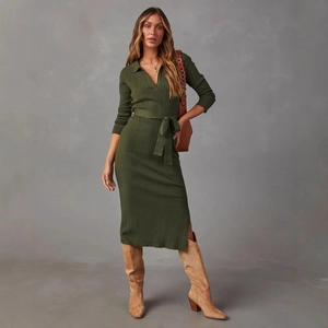 Elegante abito lungo in maglia a coste verde oliva con colletto, scollo a V e cintura abbinata