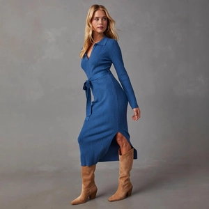 Abito lungo in maglia blu reale con scollo a V, cintura in vita e spacco laterale
