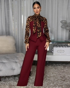 Details von eleganter Leoparden-Bluse mit Schleife und weinrotem Set mit weitem Bein