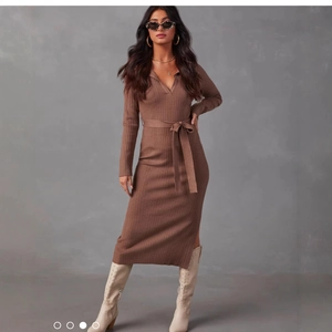 Abito lungo in maglia a coste marrone con scollo a V, maniche lunghe e cintura