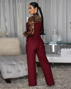Detailansicht des Jumpsuits mit Leopardenmuster-Oberteil und weinroter weiter Hose