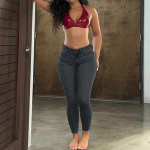 Vue de face d'un jean skinny push-up taille haute avec un crop top rouge dos nu