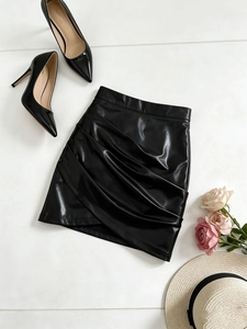 Sexy schwarzer PU-Leder-Minirock mit Raffung und elegant glänzendem Finish für Damen